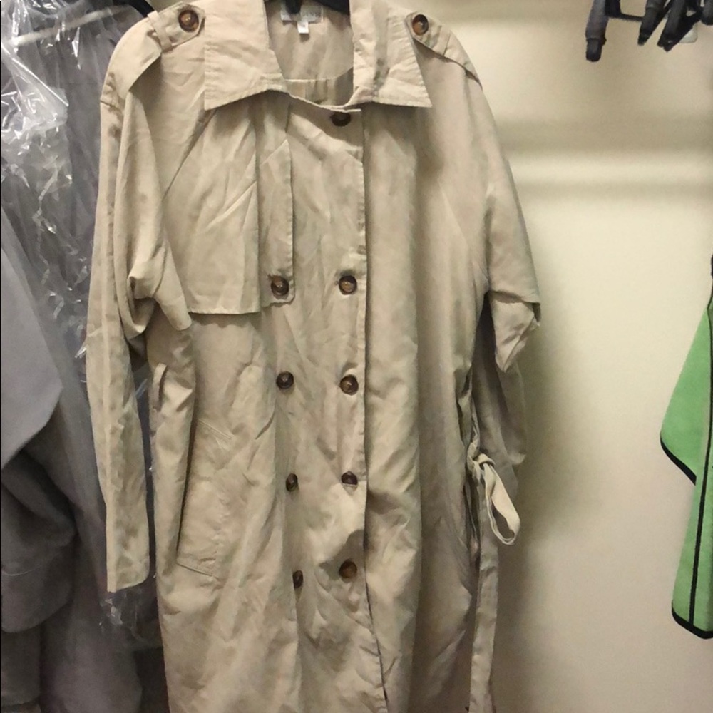 Curvy sense tank buckled trench coat